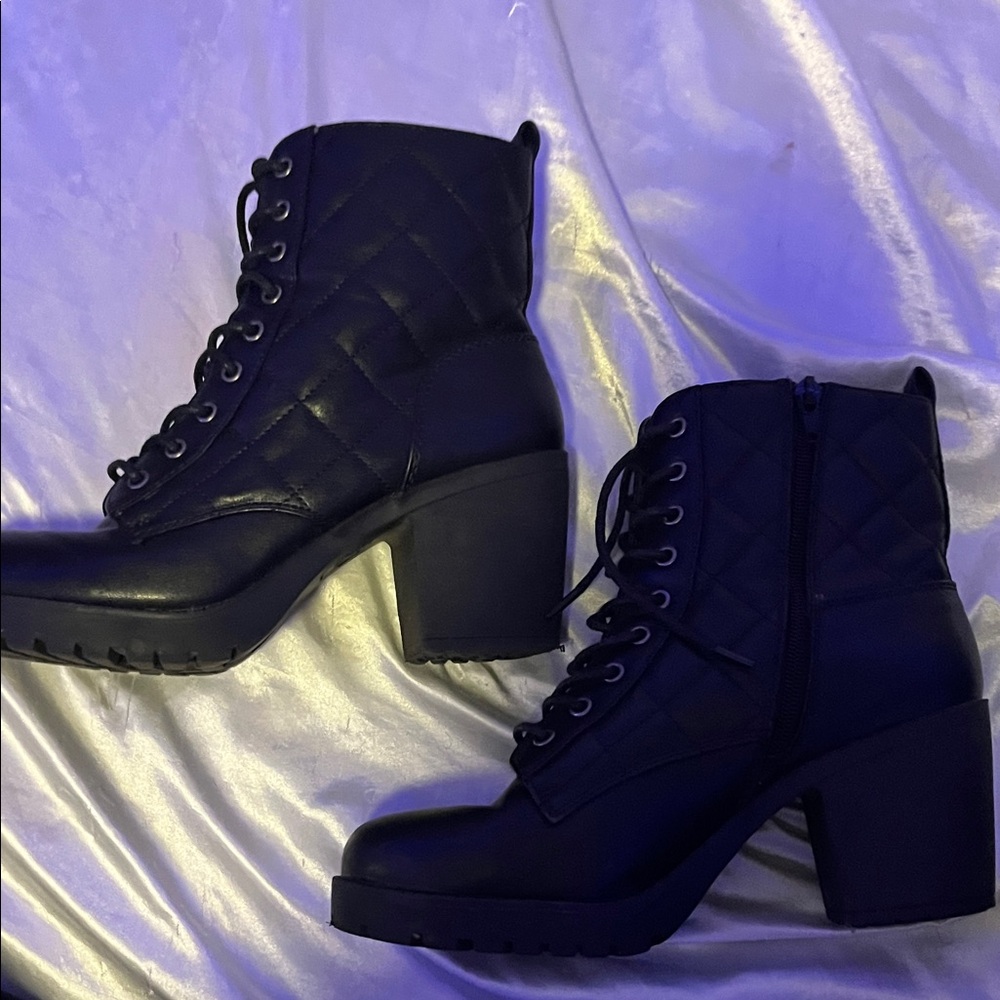Zigi Soho Black Lace Up Quilted Boots